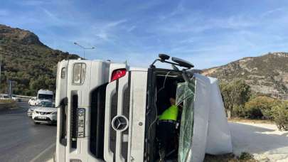 Söke’de kum yüklü kamyon devrildi: 1 yaralı