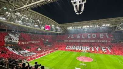 Galatasaray taraftarından Cumhuriyet’in 100. yılına özel koreografi