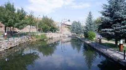 Gizemli gölde sıcağa rağmen su seviyesi hiç azalmadı