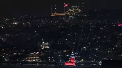 İstanbul'un simgeleri Türk bayrağına büründü