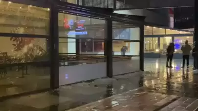 İsrail protestosu! Esenyurt'ta kalabalık grup, ünlü kahve zincirine taşlarla saldırdı