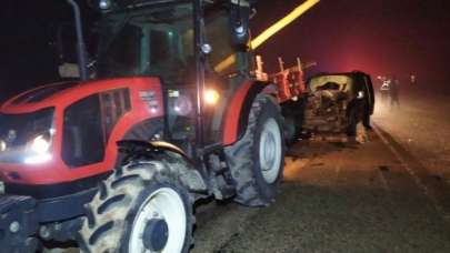 Afyonkarahisar'da otomobilin traktör römorkuna çarptığı kazada 7 kişi yaralandı