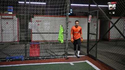 Takım bulamayan amatör kaleci, ücret karşılığı halı saha maçlarına çıkıyor