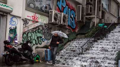 İstanbul’da sağanak yağış vatandaşlara zor anlar yaşattı