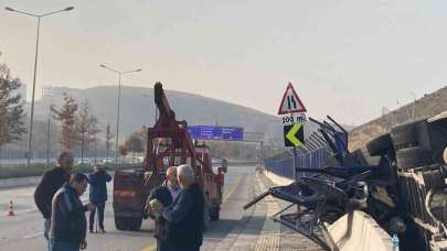 Ankara’da servis otobüsü devrildi: 2 yaralı