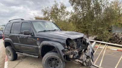 Yolda kayan cip bariyerlere çarparak durabildi