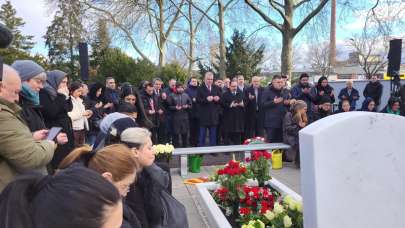 Almanya'daki ırkçı terör saldırısının kurbanları Hanau Mezarlığı'nda anıldı