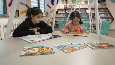 Lina ve Hira'nın çocuk kütüphanesinden ödünç aldıkları kitaplar depremde enkaz altında kaldı