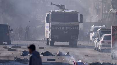 Van'da ve bazı doğu illerinde izinsiz yürüyüş! Polis müdahale etti