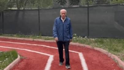 Yoğun mesaiye spor molası: MHP Lideri Bahçeli, Ferdi Tayfur şarkısı eşliğinde yürüyüş yaptı