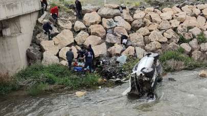 Erzincan'da otomobil dereye devrildi: 1 kişi öldü, 1 kişi yaralandı