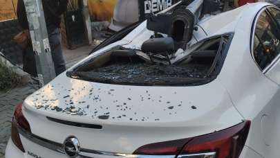 Avcılar’da inşaat çalışması sırasında vinç devrildi, facianın eşiğinden dönüldü