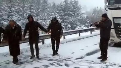 Karla kapanan yolda zurna eşliğinde halay çektiler