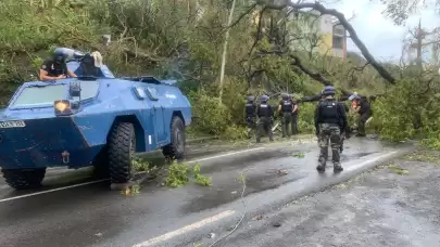 90 yılın en güçlüsü! Mayotte Adası'nı kasırga vurdu