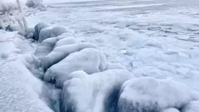 Burası Kutuplar değil Türkiye! Göldeki dalga bile buz tuttu