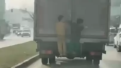 Kamyonun arkasına tutunup dakikalarca ilerlediler