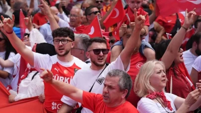 Berlin'de Türk taraftarlardan  "bozkurt" işaretli destek