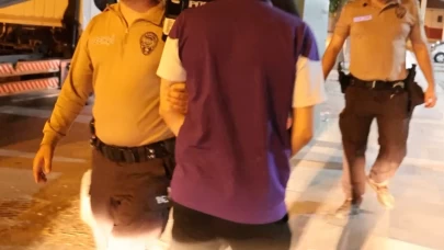 Aksaray’da bir ilginç gözaltı: Geri geri adımlayarak götürüldü