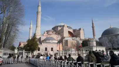 Tatili ve güzel havayı fırsat bilen yerli turistler Ayasofya Camii'ne akın etti