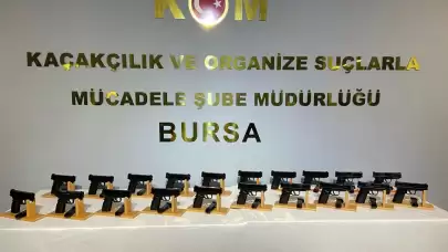 Bursa'da şüpheli araçta yapılan arama sonucunda 20 adet ruhsatsız tabanca bulundu