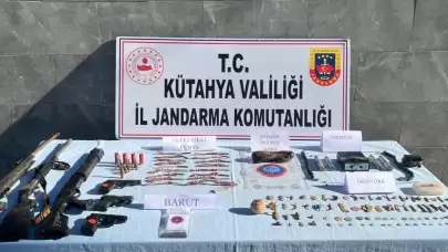 Kütahya'da tarihi eserler ve patlayıcı madde ele geçirildi