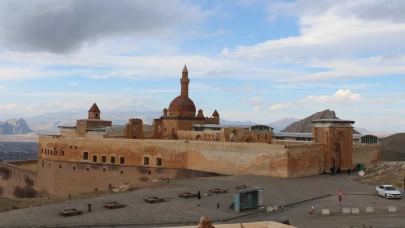 İshak Paşa Sarayı’nda sanat rüzgârı: Seramik sergisi kapılarını açtı