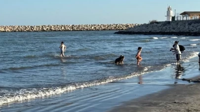 Adana’da yazdan kalma gün: Vatandaşlar ekimde denizin keyfini çıkardı