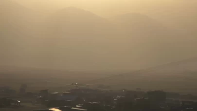 Hakkari'de toz bulutu etkili oldu