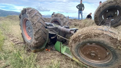 Su kanalına devrilen traktörün altında kalan yaşlı adam hayatını kaybetti
