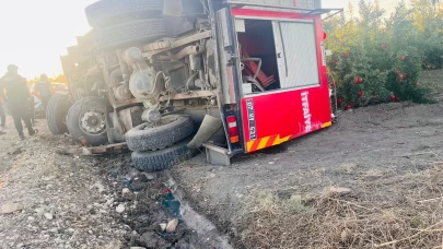 Antalya'da yangına giden itfaiye aracı devrildi: 2 yaralı