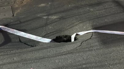 Kağıthane’de ana cadde çöktü: Araçlar güçlükle ilerledi