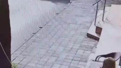 Maltepe’de yolun karşısına geçen kadına minibüs çarptı: Kaza anı kamerada