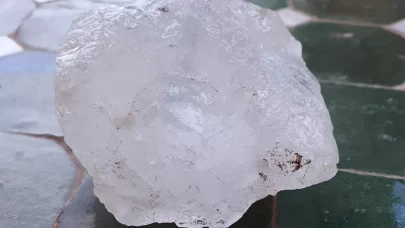 Tüyleri incelten inanılmaz yöntem! Osmanlı’dan günümüze gelen doğal sır: Şap taşı etkisiyle pürüzsüz cilt