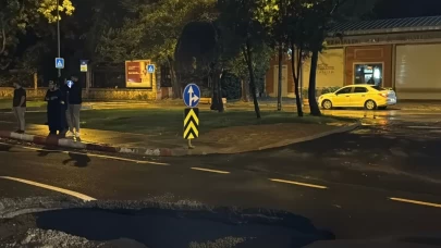 İstanbul’da Vatan Caddesi’nde yol çöktü! Taksi takla attı, sürücü yaralı