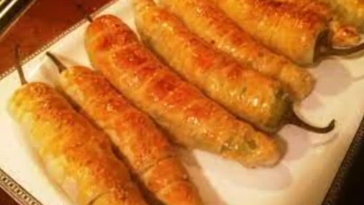 20 Dakikada hazır sürpriz börek! Peynirli biberli milföy sarma tarifi