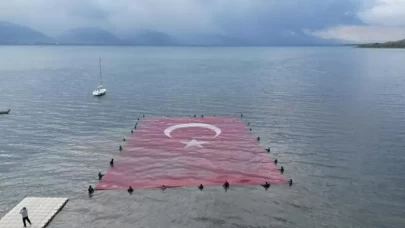 Sapanca Gölü’nde dev Türk bayrağı açıldı