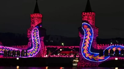 Berlin'deki Oberbaumbrücke Köprüsü ışıklandırıldı