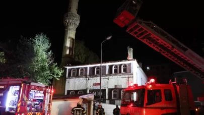 Erzurum'da tarihi caminin çatısında yangın
