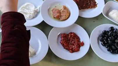 Ajvar Kırmızı Biber Ezmesi Tarifi: Közlenmiş Biber ve Patlıcanın Muhteşem Uyumu!