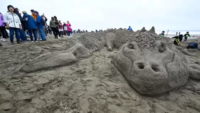 Binlerce kişi kumdan kale için buluştu