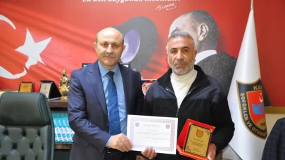 Kars’ta rahatsızlanan yolcuyu hastaneye yetiştiren dolmuş şoförüne plaket