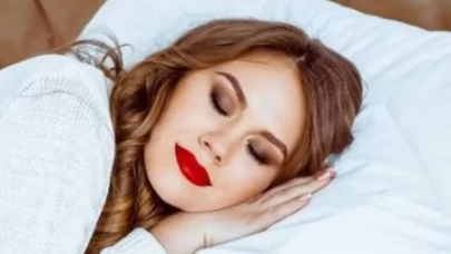 Uyurken cildinizi yaşlandırıyorsunuz! İşte kimsenin söylemediği gerçekler