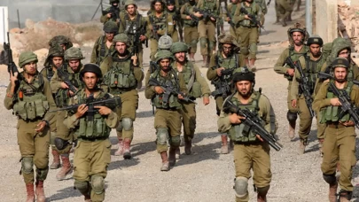 İsrail ordusu, Batı Şeria’da iki Filistinli tutuklunun ailesine ait evi yıktı