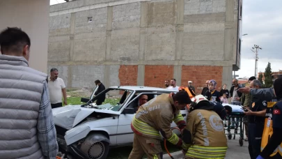 Manisa’da otomobil evin duvarına çarptı: Baba ve oğlu yaralandı