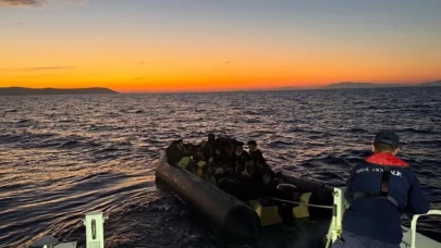 İzmir açıklarında 104 düzensiz göçmen yakalandı