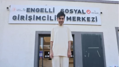 Üç yıldır telefona bağımlı yaşayan Barış ilk kez banyo yaptı, traş oldu