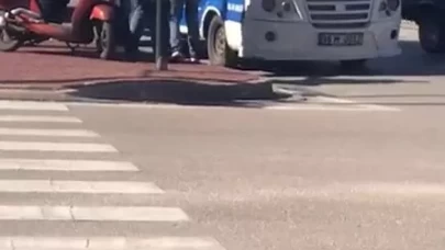 Minibüs şoförü ile motokurye birbirine girdi: O anlar kamerada