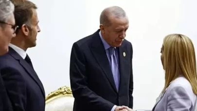 Zirvenin en dikkat çeken anı! Dünya basını manşetlere taşıdı