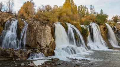 Muradiye Şelalesi: Sonbaharın renkleriyle kartpostallık manzaralar sunuyor