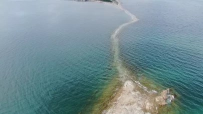 Van Gölü'nde su seviyesi düştü, antik yol ortaya çıktı